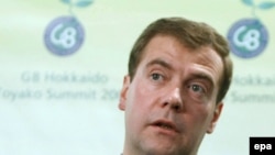 Президент России Дмитрий Медведев выступает на новостной конференции во время саммита "большой восьмерки" в Тояко. 8 июля 2008