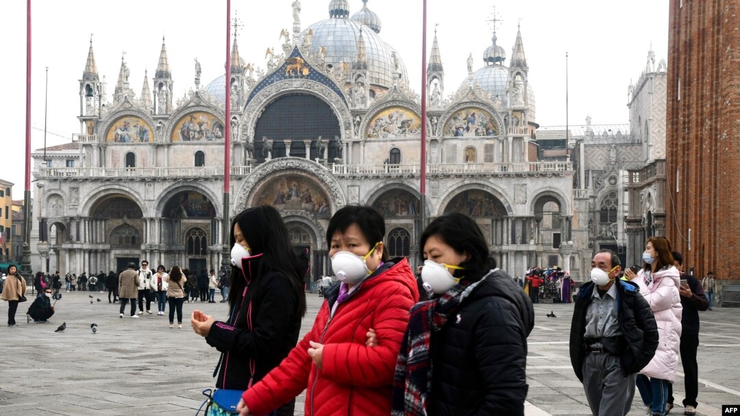 Turiști la Veneția, oraș pus în carantină duminică de autoritățile italiene.