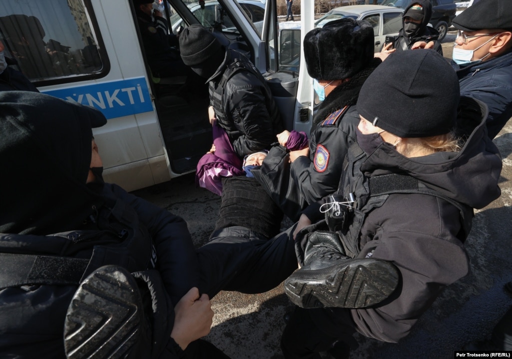 Полицейские задерживают женщину во время митинга. Алматы, 28 февраля 2021 года.