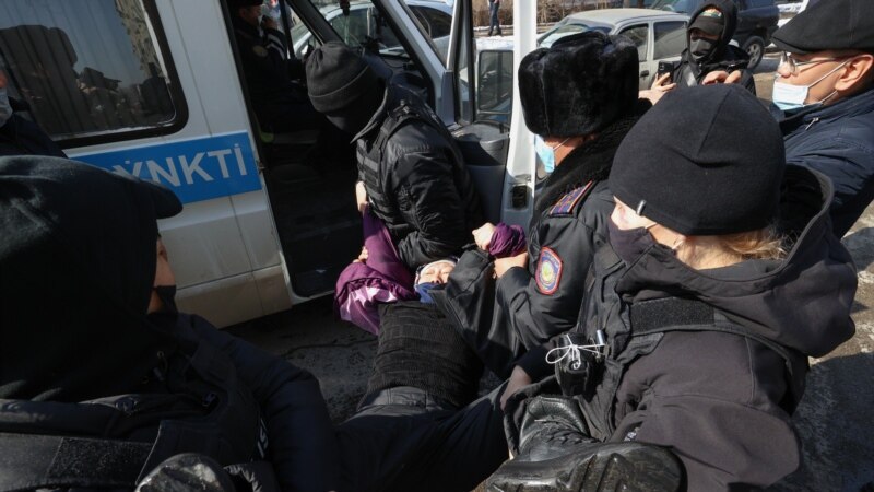 В Казахстане на митингах оппозиции полиция задержала десятки людей