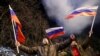 Activiști pro-ruși din Donețk reacționând după ce președintele rus Vladimir Putin a semnat un decret prin care recunoaște cele două regiuni separatiste sprijinite de Rusia din estul Ucrainei drept entități independente