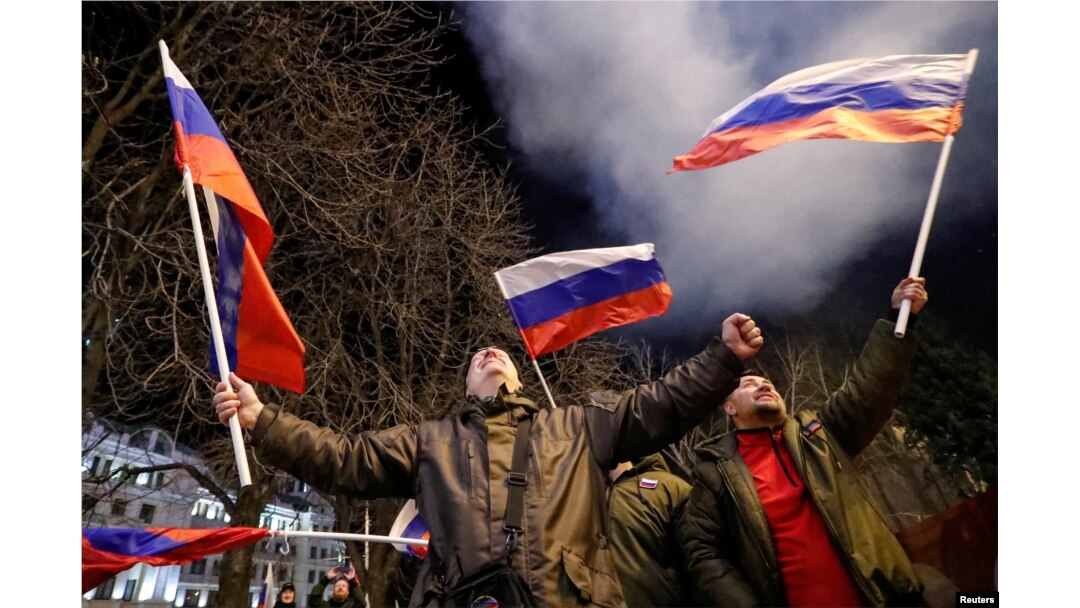 Proruski separatisti su na ulicama Donjecka pozdravili Putinovu odluku da dvije istočne ukrajinske regije prizna kao nezavisne.