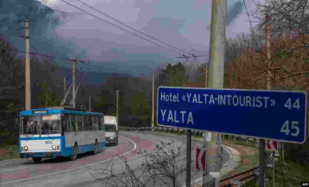 Троллейбус следует по маршруту Симферополь - Ялта, 2014 год