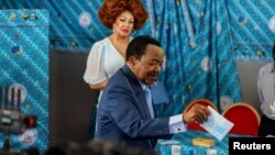 Səkkizinci müddətə prezidentliyə namizəd Pol Biya və xanımı Şantal paytaxt Yaundedə səs verir. 12 oktyabr 2025