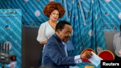 کامرون - پاول بیا هنگام رایدهی در انتخابات دیده میشود.