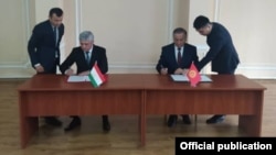Подписание протокола между правительственными делегациями Кыргызстана и Таджикистана по границе. Бишкек. 17 июля 2021 года.