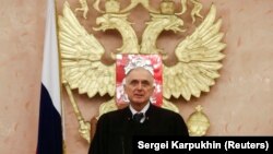 უზენაესი სასამართლოს მოსამართლე, ნიკოლაი რომანენკო, სასამართლო სხდომაზე