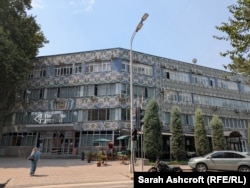 Одно из зданий в Душанбе, построенное в советское время, 26 июня 2025 года