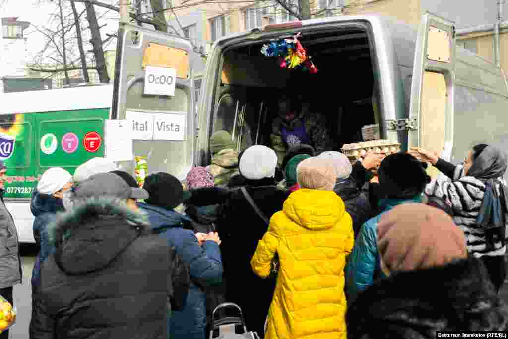 Жумуртка сатып алуу үчүн кезекке тургандар.&nbsp;