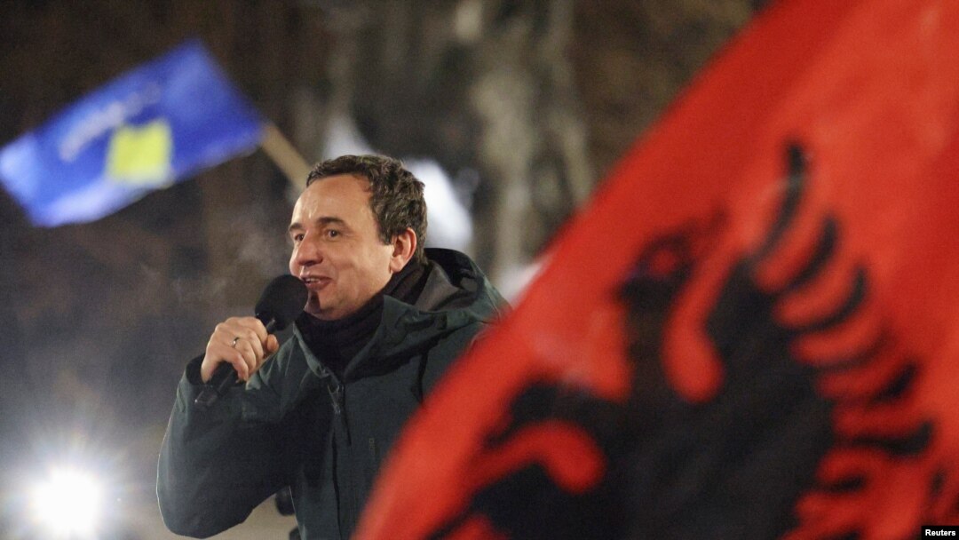 Косовскиот премиер и лидер на партијата Самоопределување, Албин Курти им се обрати на своите поддржувачи во Приштина на 10 февруари.