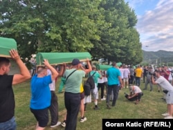 Tabuti su na rukama preneseni na mezarje u Memorijalnom centru Potočari, gdje će se dan kasnije obaviti dženaza i ukop.