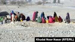 له سېف الله کلا سره نژدې ښځې له یو ګودر څخه اوبه وړي