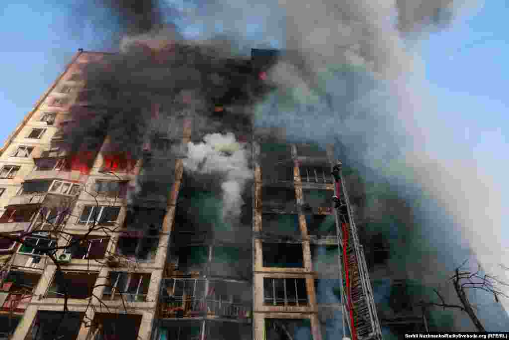 Пожежа в багатоповерховому житловому будинку в Святошинському районі Києва після російського обстрілу, 15 березня 2022 року