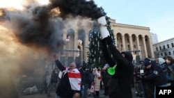 Antivladini demonstranti se okupljaju ispred zgrade parlamenta u kojoj je Mihail Kavelašvili izabran za novog predsednika u Tbilisiju 14. decembra.