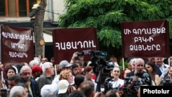 Протест у здания ЦИК в Ереване