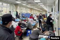 Noul val de îmbolnăviri cu Covid-19 vine în urma relaxării măsurilor din timpul pandemiei. Peste 2 milioane de oameni se îmbolnăvesc zilnic în China, copleșind sistemul de sănătate. (Shanghai, 4 ianuarie)