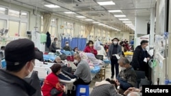 Koronavírusos betegek fekszenek egy kórház sürgősségi osztályán Sanghajban 2023. január 4-én