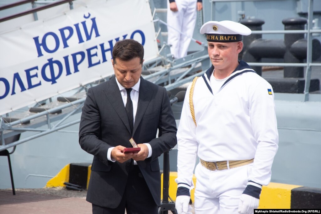 Президент України Володимир Зеленський отримав від військовослужбовця почесної варти ВМСУ нагороду, яку готується вручати одному з моряків