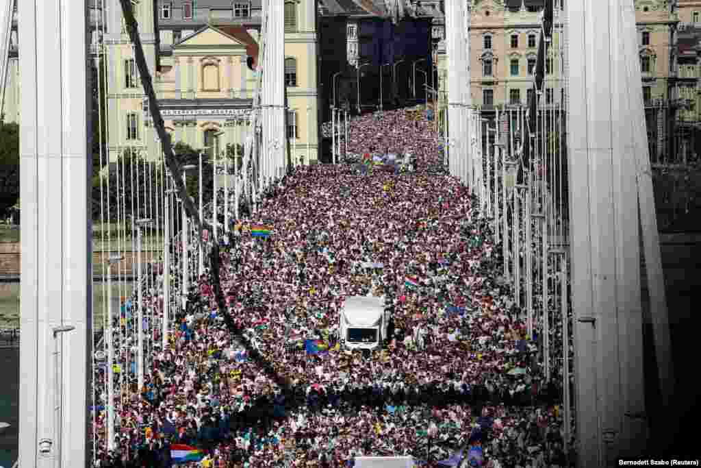 Prikaz Elisabeth mosta tokom prelaska učesnika parade ponosa.