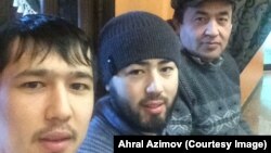 Ахрал Азимов уулдары Аброр жана Акрам менен. Сүрөт Ахрал Азимовдун «Фейсбук» баракчасынан алынган.