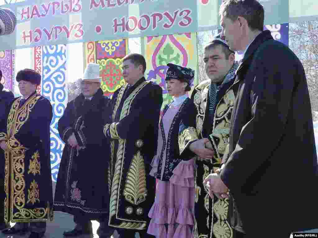 Сәхнәдә казакъ, кыргыз, үзбәк, татар, таҗик халыклары вәкилләре