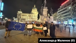 Група българи, протестиращи в Прага, Чехия