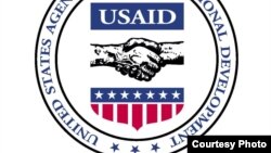 Birleşen Ştatlaryň Halkara ösüş agentliginiň (USAID) nyşany.