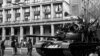 Manifestanți care au luat controlul unui tanc, în miezul zilei de 22 Decembrie 1989, în București, pe Calea Victoriei, lângă Cercul Militar Național. Sunt salutați de trecători. Foto: Agerpres 