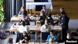 Izborni službenici prebrojavaju glasove prethodnih finskih opštinskih izbora tokom izbornog dana u kući Finlandia u Helsinkiju, Finska 13. juna 2021.