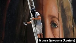 Umetnici su u subotu naslikali mural devojke Ahed Tamimi u Vitlejemu