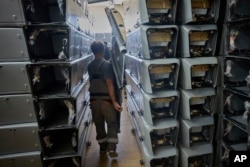 Egy drón alkatrészeit pakolja a Fire Point startup egyik titkos ukrajnai gyárában egy alkalmazott augusztus 14-én