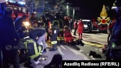 Службы ЧС оказывают помощь пострадавшим во время давки в клубе в Коринальдо, Италия.