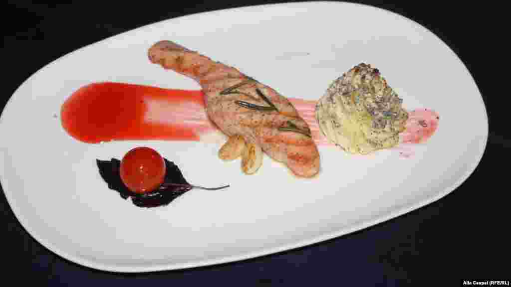 Peştele pregătit de bucătăreasa din echipa Moldovei