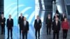 Presidenti i SHBA Joe Biden, në qendër të majtë, qëndron me krerët e tjerë të shteteve të NATO-s gjatë samitit të NATO-s në selinë e NATO-s në Bruksel, 14 qershor 2021. 