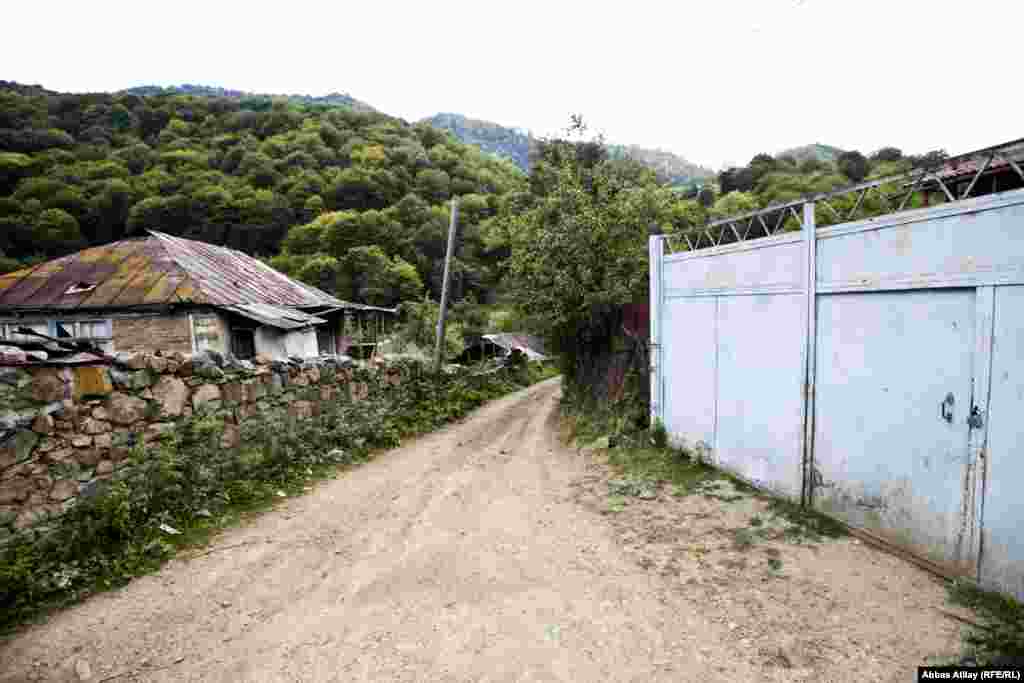 Kənd sakinləri deyir ki, kənd əhalisi ildən ilə azalır, kəndlilər həll olunmayan problemlərin çoxluğundan öz yerlərini tərk edib böyük şəhərlərə gedirlər.