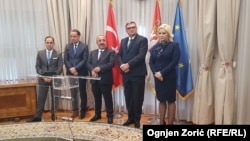 Ambasador Turske u Srbiji Tanžu Bilgič, ministar Rasim Ljajić, predsednik kompanije "Tašjapi" Emrulah Turanli, vd direktor Puteva Srbije Zoran Drobnjak i ministarka Zorana Mihajlović nakon potpisivanja ugovora