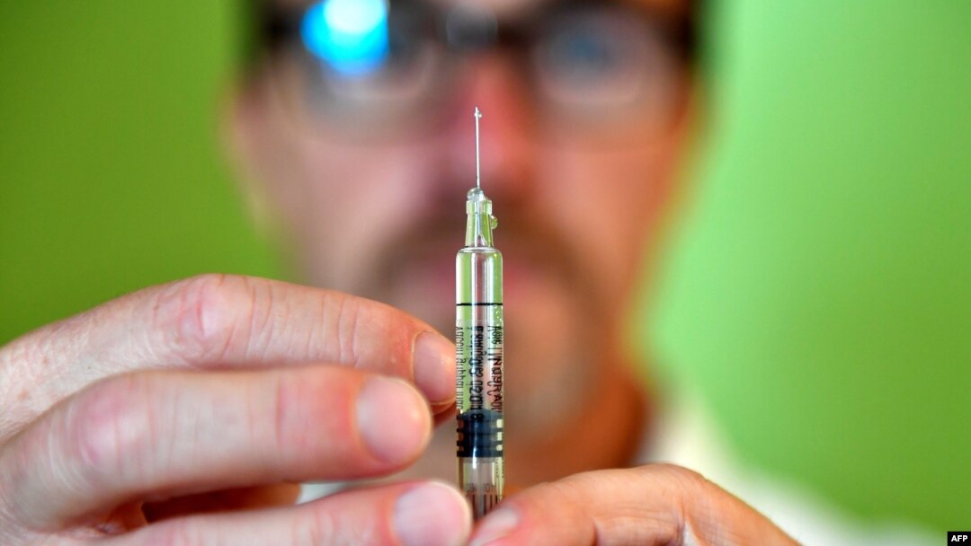 În România, vaccinul pentru gripa sezonieră se acordă gratuit persoanelor din categoriile de risc, cum ar fi medicii sau persoanele cu boli cronice.