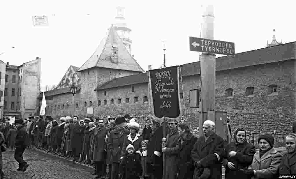 On January 21, 1990, Ukrainians came together to celebrate the 71st anniversary of the short-lived Ukrainian republic that was founded in 1919. They formed a human chain that stretched from Lviv (shown) to the capital, Kyiv.&nbsp;Official figures said 450,000 people took part in the chain, but unofficial estimates put the numbers as high as 5 million.&nbsp;It was the largest demonstration in late Soviet Ukraine. &nbsp;