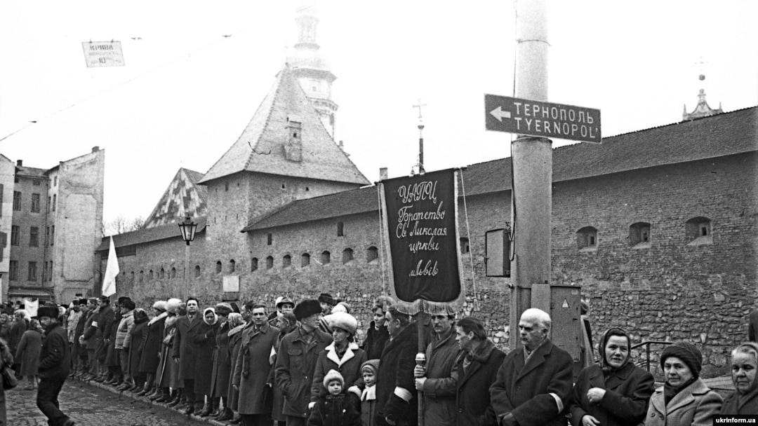 United For Freedom: The Remarkable Story Of A Living Chain Across