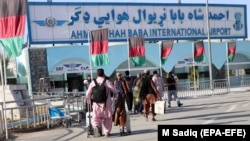 Pasagjerët pranë Aeroportit të Kandaharit. 18 janar, 2021. 