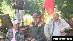 Абдрахман Валидов (слева) на последней баррикаде Куштау
