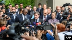 Келіссөзден кейін ақпарат құралдарына сұхбат беріп тұрған Франция, Германия және Ұлыбритания өкілдері.