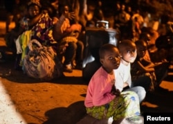 Жители Гомы покидали свои дома, захватив лишь самое необходимое. Фото: Reuters