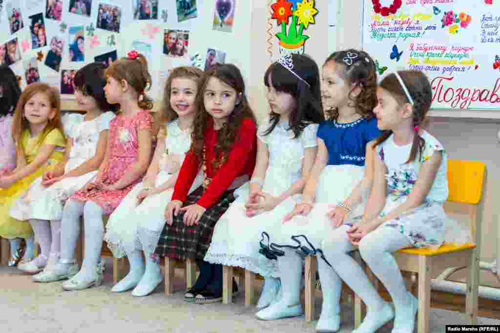 Chechnya -- Children prepare congratulations for their mothers to 8 March, Grozny, 5 March