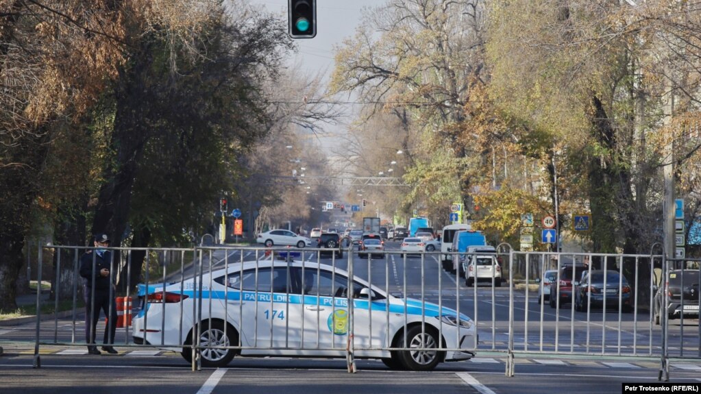 Металлические ограждения и полицейская машина у места проведения митинга в Алматы. 2020 год