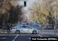 Митинг өтеді деген жердің маңында жүрген полиция көлігі. Алматы, 31 қазан 2020 жыл.