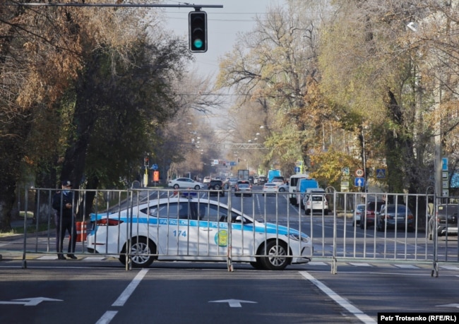 Митинг өтеді деген жердің маңында жүрген полиция көлігі. Алматы, 31 қазан 2020 жыл.