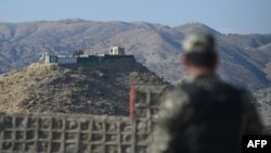Vojnik pakistanske vojske na graničnom prijelazu u okrugu Sjeverni Vaziristan, koji se nalazi na granici između Pakistana i Afganistana. (arhivska fotografija)