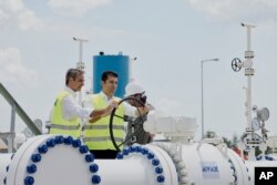 Ahová már biztosan menni fog az azeri gáz: Bulgária. Kiriákosz Micotákisz görög és Kiril Petkov bolgár miniszterelnök közösen nyitotta meg azt a vezetéket, amely Azerbajdzsánból származó gázzal látja majd el Bulgáriát. 2022. július 8.