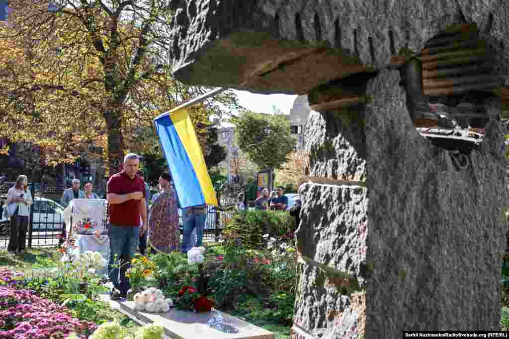 На фото перед могилою Георгія Ґонґадзе Андрій Яніцький, голова ГО «ПроМедіа»